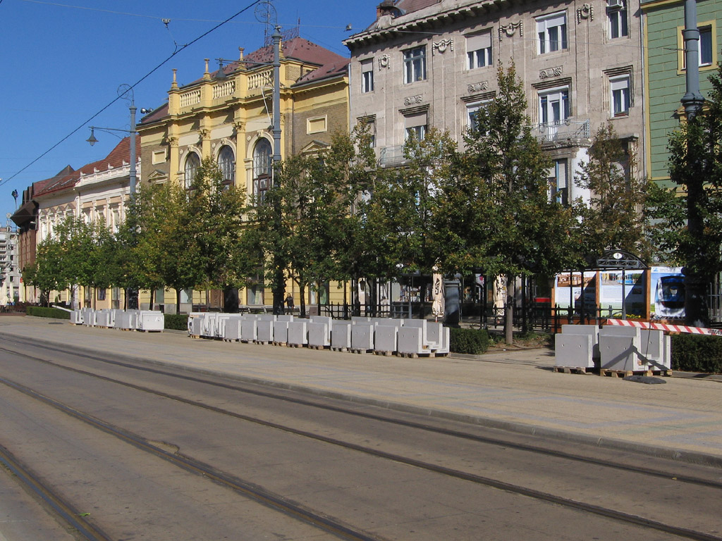 Előkészített peronelemek Debrecenben