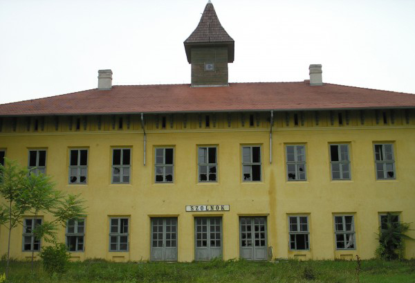 Az ószolnoki épület vasút felőli oldala<br>(fotó: Sándor Antal, vasutallomasok.hu)