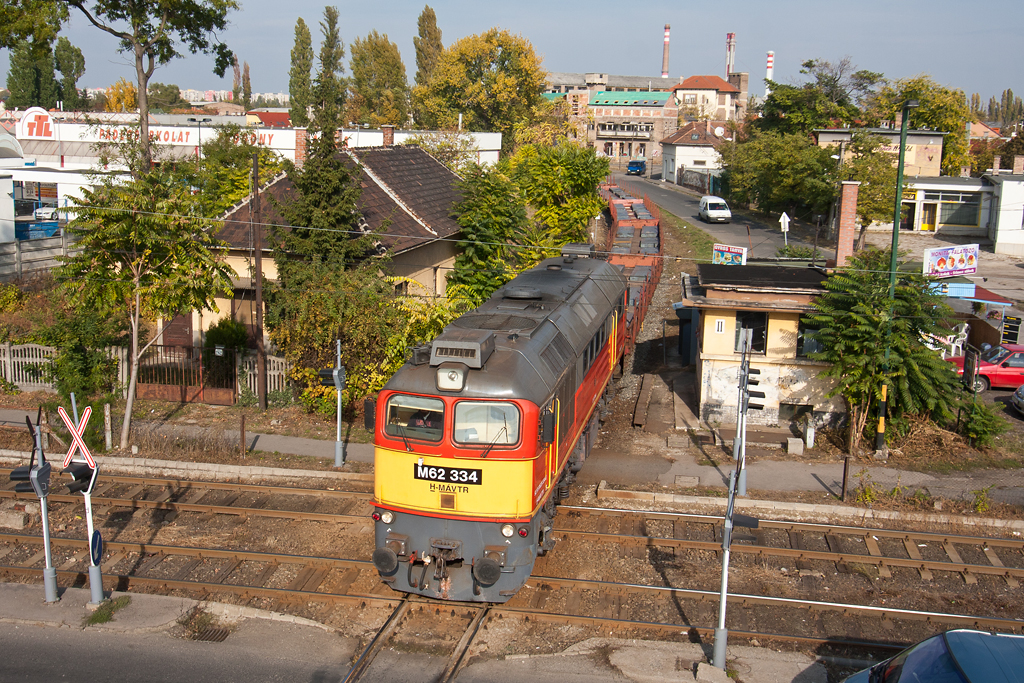 Érkezik a bugavonat Kispestre. A 142-es vonal érdekes szakasza a villamossíneket keresztező pálya<br>A képre kattintva galéria nyílik<br>(fotók: Vörös Attila)