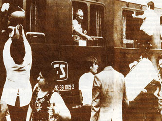 Kis ázsiai hangulat. Még az ablakokon is sokan szálltak fel az ötven éve indult vonatra