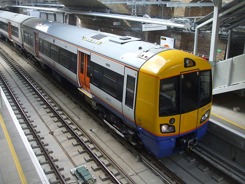Bombardier Capitalstar az East London Line Whitechapel állomásán. A Surrey Quays és Dalston Junction közötti vonalat reggel nyolc és kilenc között kettővel több vonat szolgálja ki<br>(Sunil Prasannan felvétele)