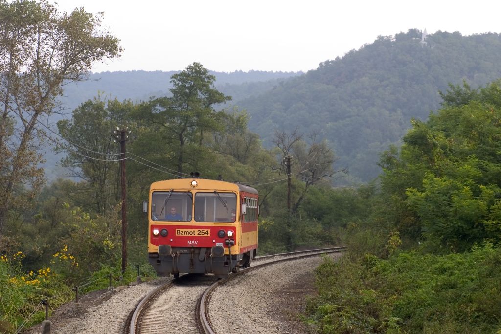 Ipolytarnóc felől közeledik a 33617-es számú vonat a Nógrádszakál előtti vonalszakaszon<br />(fotó: Vörös Attila)