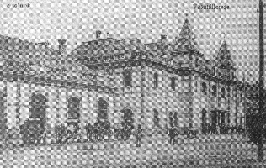 A romantikus stílusban épült, 1857-ben átadott I. osztályú felvételi épület, melyhez egy favázas csarnok tartozott