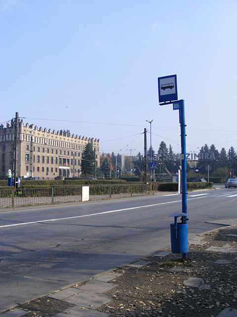 Ideiglenes megálló a 806-os temetői járatnak a Nowa Huta-i kohó előtt<br>A képre kattintva fotógalériánk nyílik meg