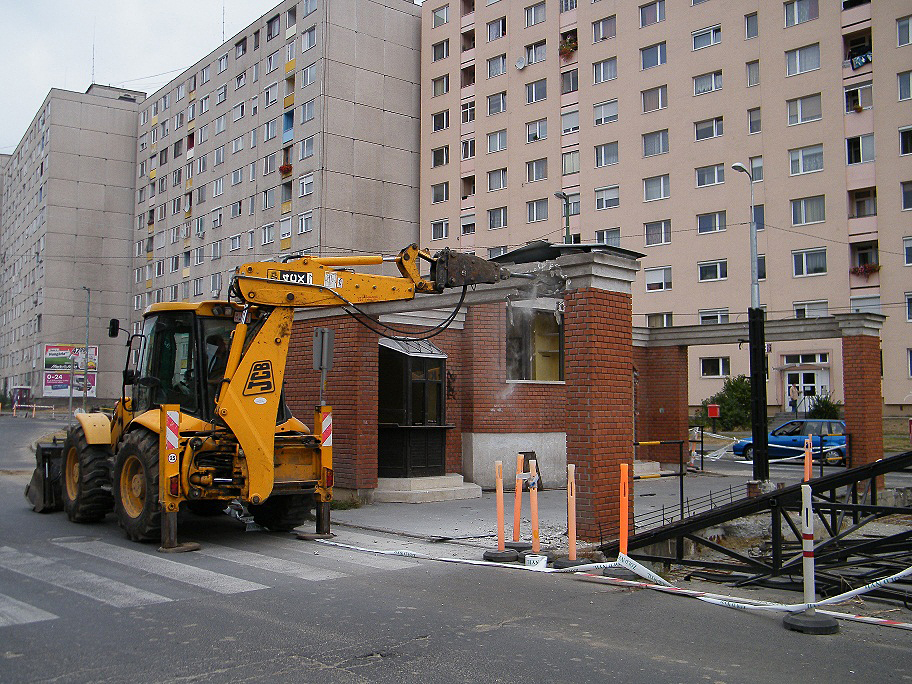 A régi végállomási épület bontása<br>A képre kattintva fotógalériánkat láthatják