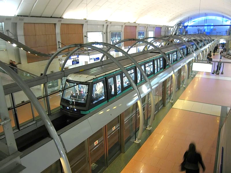 A 14-es metró vonala már teljesen automatikusan üzemel<br>(képek forrása: Wikipedia)