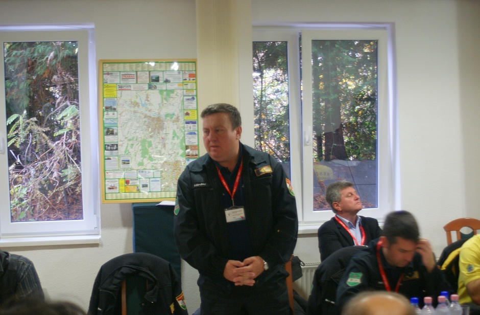 Wéber Antal tűzoltó ezredes, a Zala Megyei Katasztrófavédelmi Igazgatóság igazgatója ismerteti a gyakorlat részleteit<br>(fotók: a szerző)