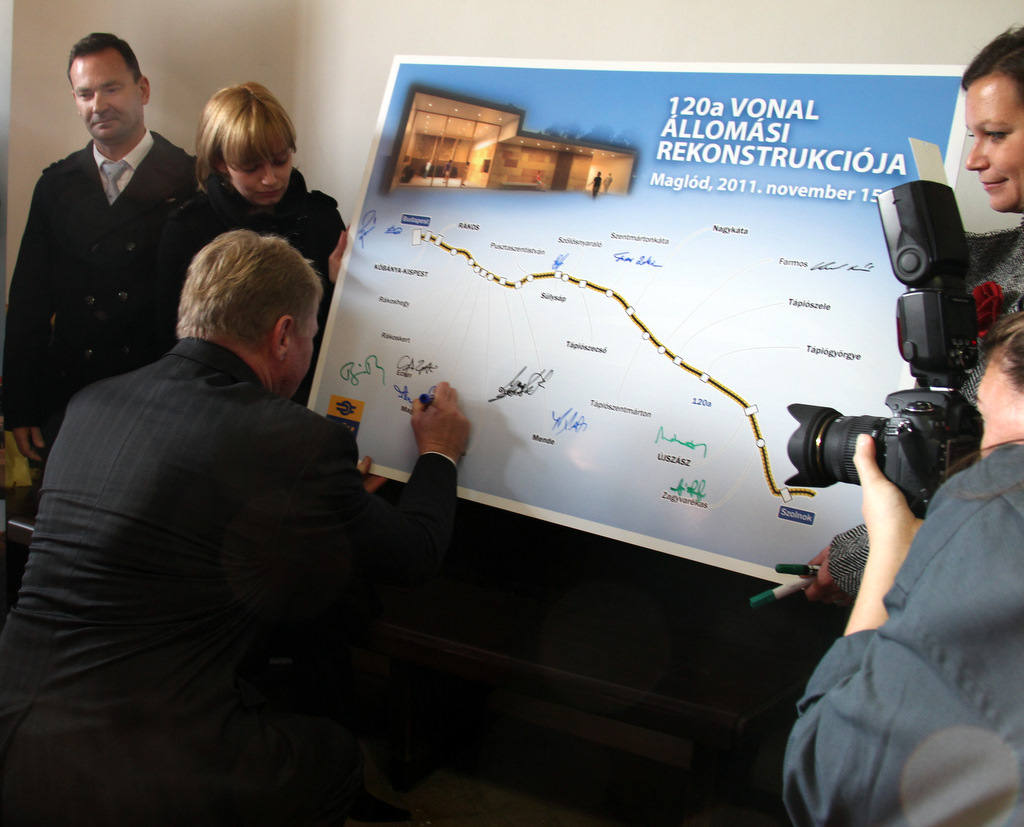 Polgármesterek és vasutasok közösen írták alá a vonalat ábrázoló óriástáblát
