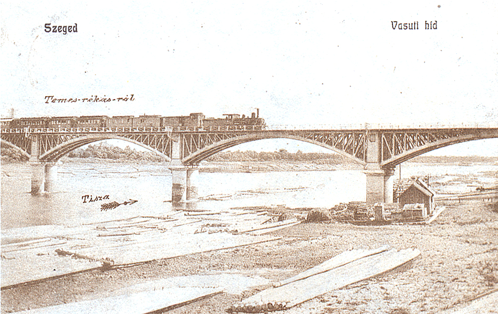 Gőzös pöfög át az egykori szegedi Tisza-hídon<br>(forrás: Képek a régi magyar vasutakról és vonatokról, Közdok, 1991)