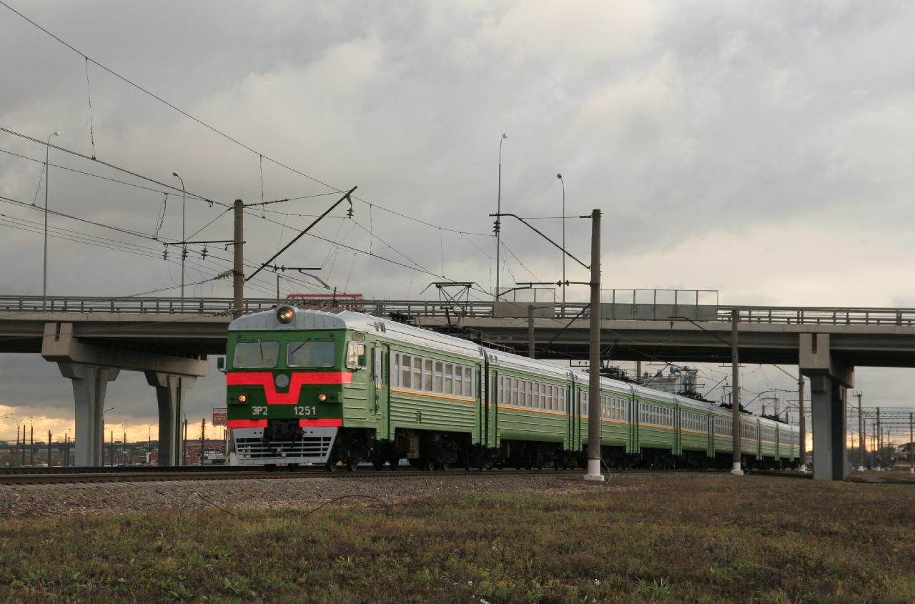 A torzsoki gyárban felújítást kapott ER2 elővárosi villamos motorvonat Kupcsino állomásnál, 2007-ben. Ekkor még tízrészesként közlekedtek.