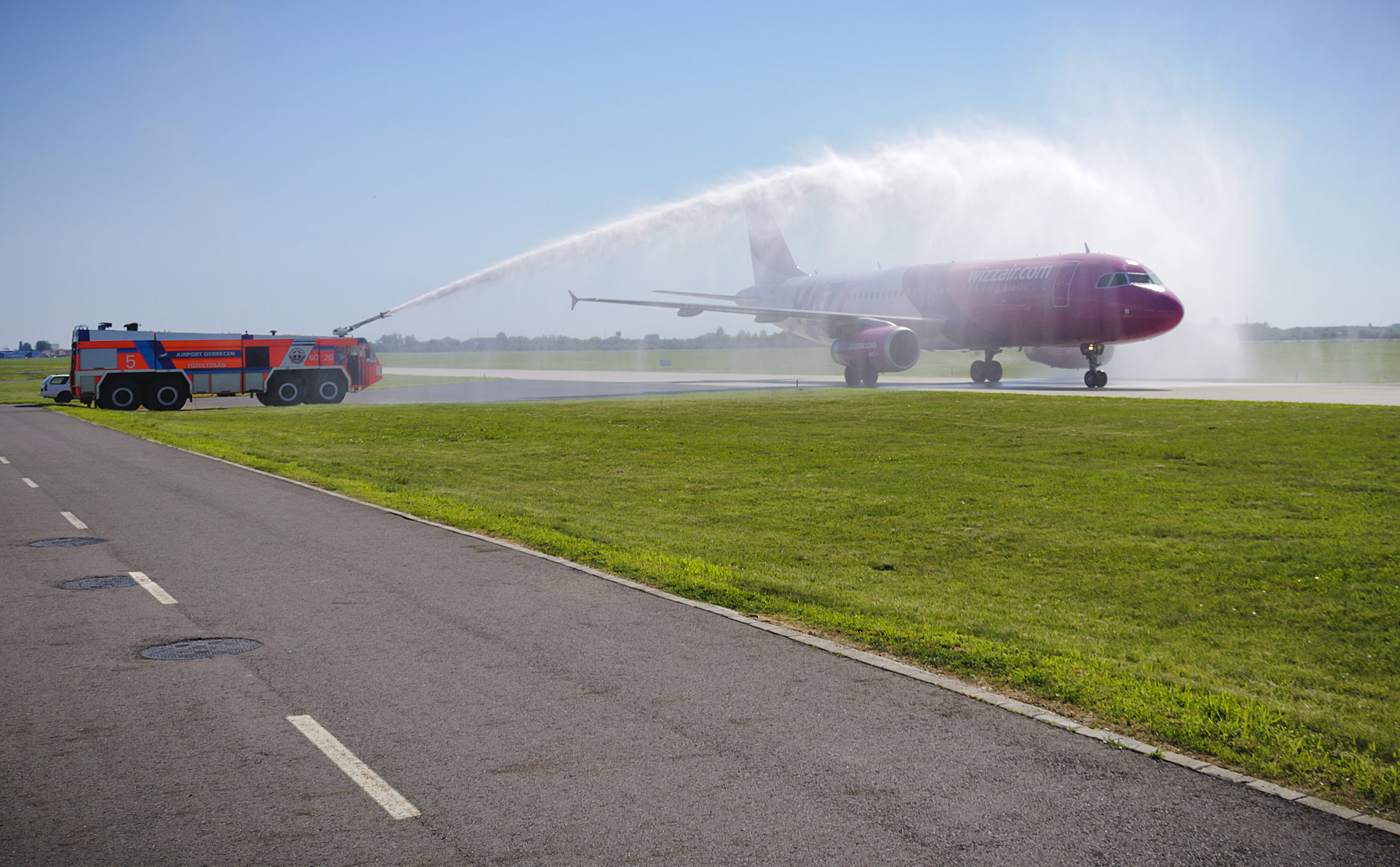 A tűzoltók hagyományosan vízsugárral üdvözölték a leszálló gépet<br>(fotó: Czeglédi Zsolt MTI)
