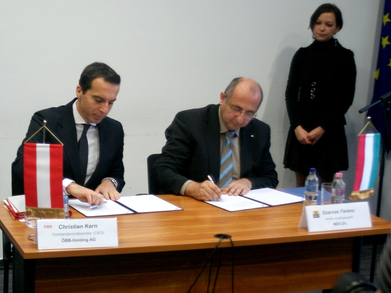 Christian Kern, az ÖBB vezetője, és Szarvas Ferenc, a MÁV elnök-vezérigazgatója írja alá az együttműködésről szóló megállapodást<br>(fotó: Arnold Balázs)