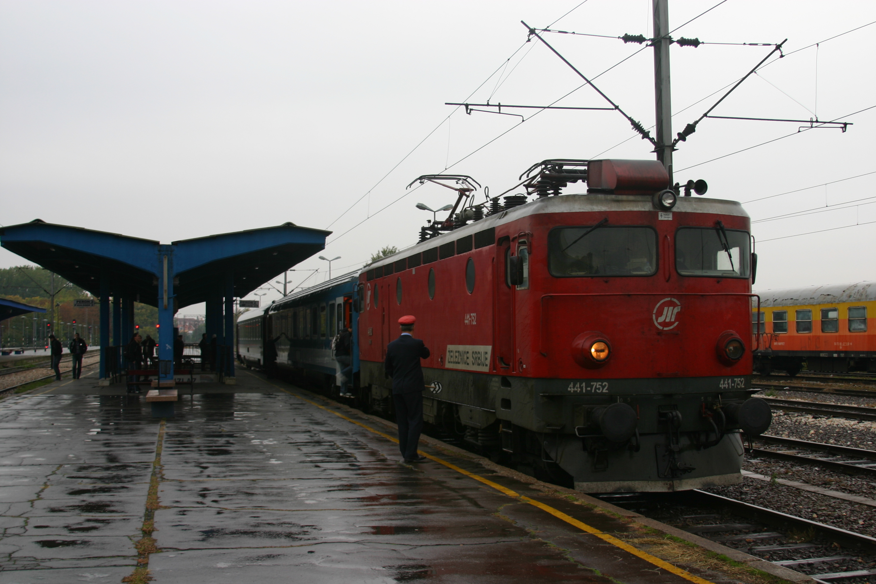 Az Ivo Andrić egy szerb 441 sorozatú mozdonnyal Újvidék (Novi Sad) állomáson<br>(fotó: Mészáros Gergő)