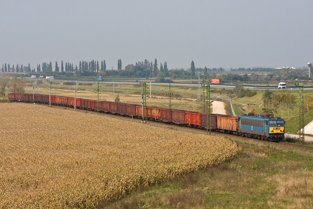 A Trakció V63-as mozdonya húzza a Rail Cargo Hungaria egyik dunaújvárosi vonatát Adonynál<br>(fotó: Vörös Attila)