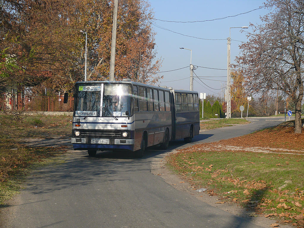 Pótlóbusz fordul Ráckevén 2011 novemberében<br>(Kemsei Zoltán felvételei)