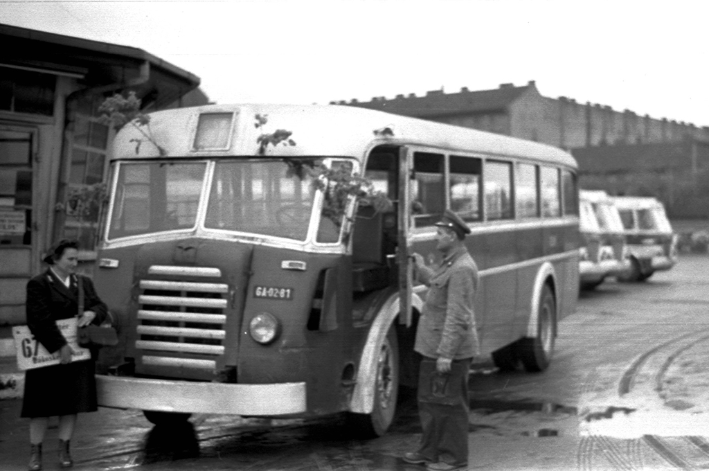 Buszvezető és kalauz „bevetés előtt” a garázsban, a hatvanas évek elején<br>A képre kattintva fotógalériánk nyílik meg<br>(Istvánfi Péter gyűjteménye)