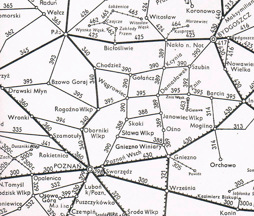 A szóban forgó lengyel térség az 1987–88-as menetrendhez adott térképmellékleten. Azóta alaposan kiritkították a mellékvonalakat, a Poznańból Gołańczig vezető szakaszból keletre kiágazó négy vicinálisból például egyiken se jár vonat, pár napig a nyugati ágak egyikén még igen