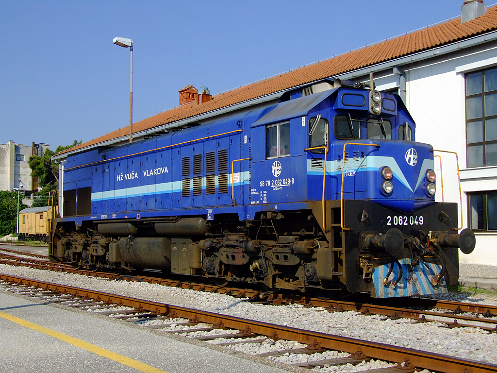 A horvát vasút 2062 049-es pályaszámú gépe Pulában