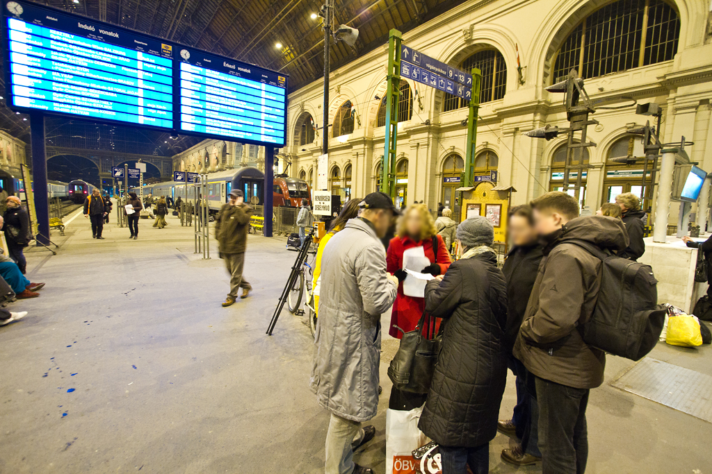 Utastájékoztatás a peron végén. A hetedik vágányon a két zárfény az éppen induló Veneziáé<br>(fotók: Vörös Attila)