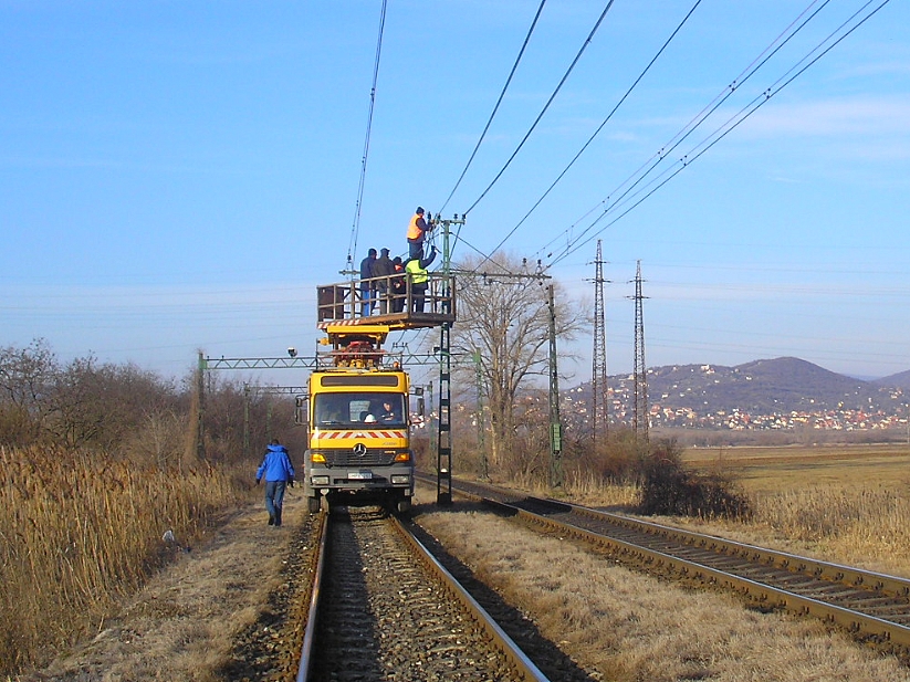 Felsővezeték-szerelők dolgoznak egy korábbi kábellopás helyreállításán Pomáz és Szentendre között<br>(fotó: Arnold Balázs)