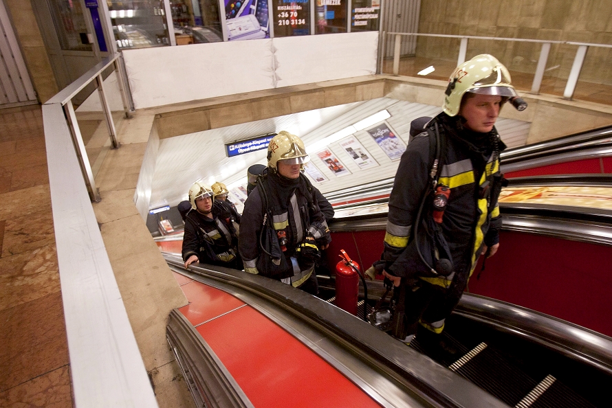 Tűzoltók a Deák téren, egy metrófüstölés felszámolása után<br>(fotó: Szigetváry Zsolt MTI)