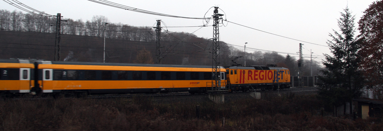 Zábřeh na Moravě állomásán robog át a RegioJet vonata Prága felé<br>(fotó: Tevan Imre)
