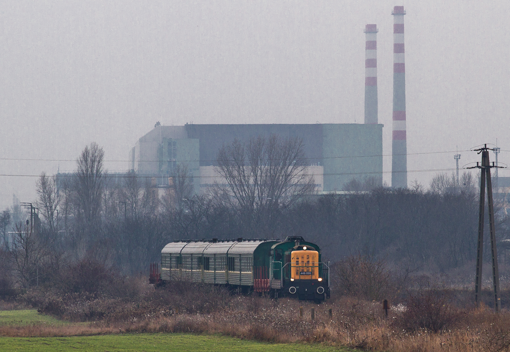 Az A25-088-as Bobó az atomvonat üres szerelvényét, a Dunaújvárosba induló tolatós tehervonat majdani elegyét húzza az erőmű iparvágányán. A hátteret maga az atomerőmű uralja<br>A képre kattintva galéria nyílik<br>(fotók: Vörös Attila)