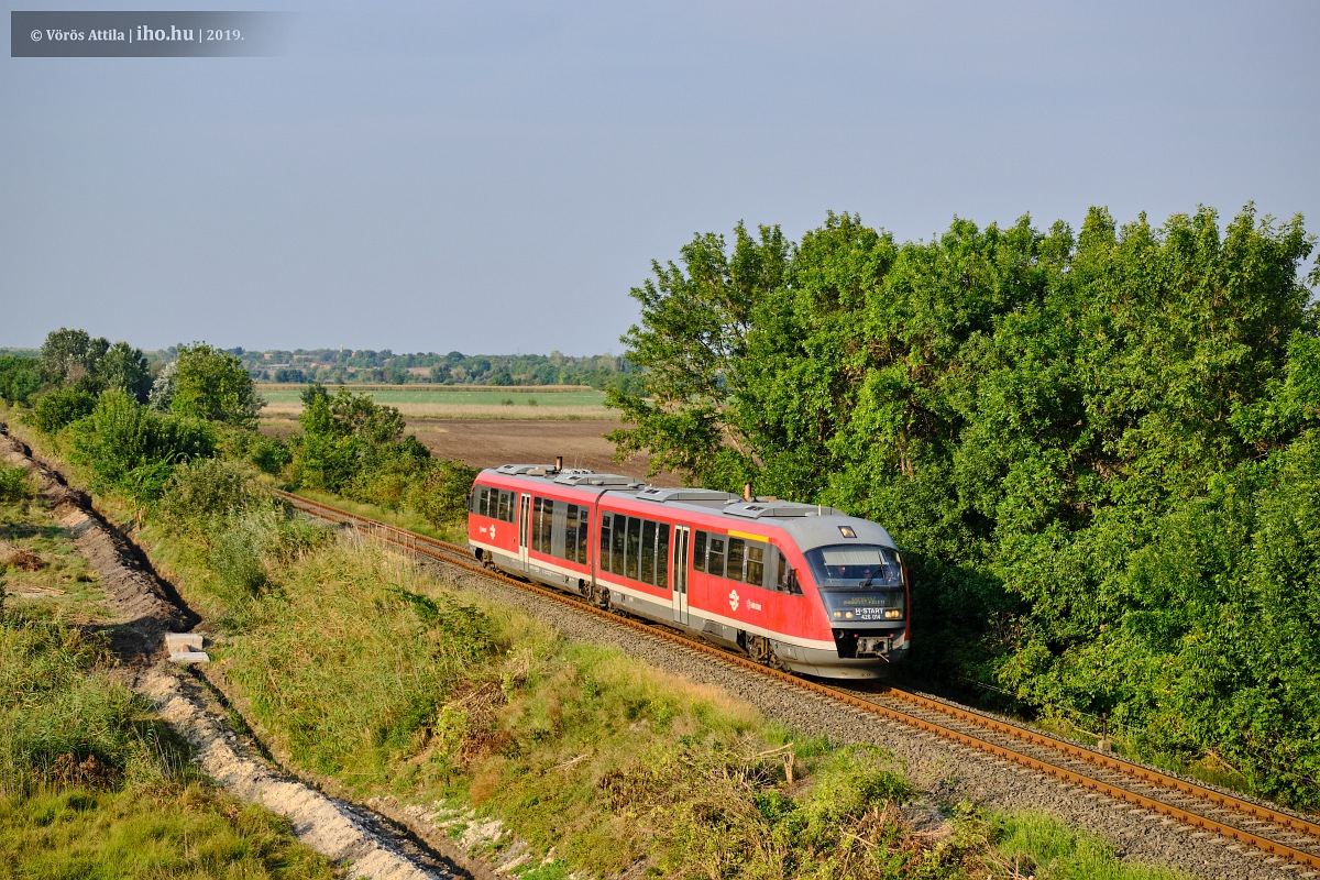 A kábelek számára kiásott árok mellett robog a Gemenc Expressz a nyári terelés idején Dunaújváros–Budapest felé az elágazás közelében