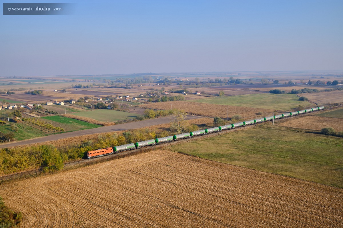 Aba-Sárkeresztúr állomáshoz közelít a 145-ös gép egy rakott bioetanol-vonattal. A képre kattintva galéria nyílik Vörös Attila fotóiból!