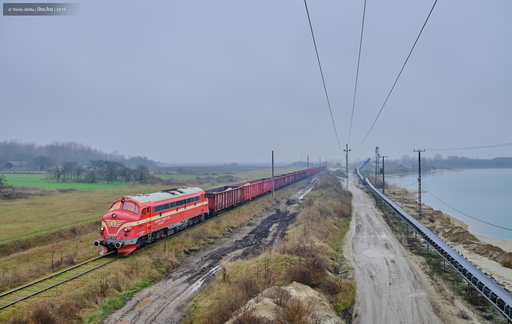 A Kárpát Vasút 022-es Nohabja húz a bányából Délegyháza vasútállomása felé egy rakott sódervonatot a négy kilométer hosszú iparvágányon. A képre kattintva galéria nyílik Vörös Attila fotóiból!
