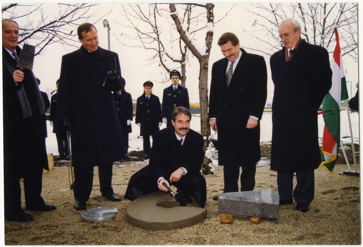 A Magyar Vasúttörténeti Park alapkövét Katona Kálmán szakminiszter rakja le 1999. november 22-én. Balról a  második Kukely Márton (fotó: MÁV Archívum)