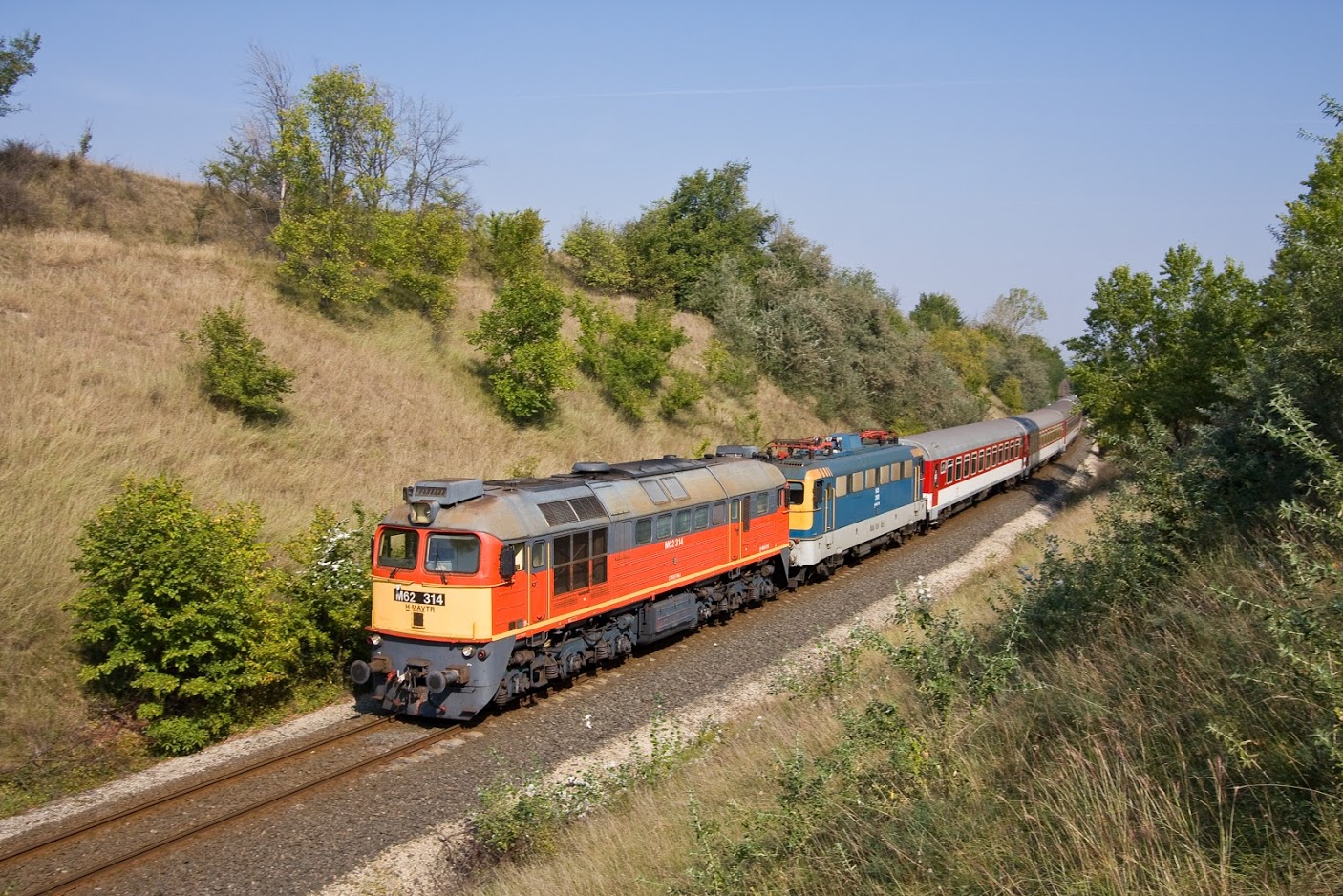 Nem példa nélküli, hogy a 40-es vonalról Dunaújvároson át terelik a pécsi intercityket. 2009-ben Szergejekkel emelték át a vonatokat (fotó: Vörös Attila)
