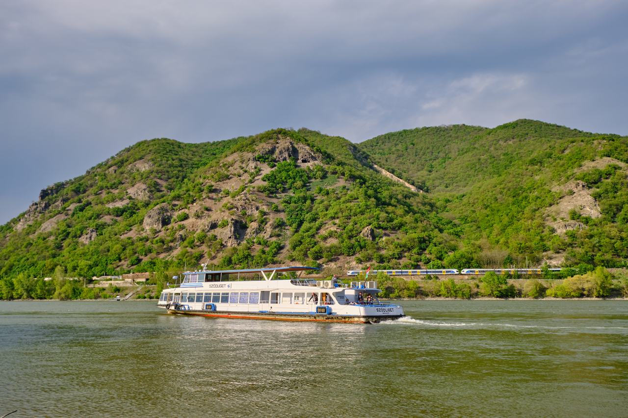 Kirándulóhajó és vonat a csodaszép Dunakanyarban, a Szent Mihály-hegy lábánál (fotók: Vörös Attila)