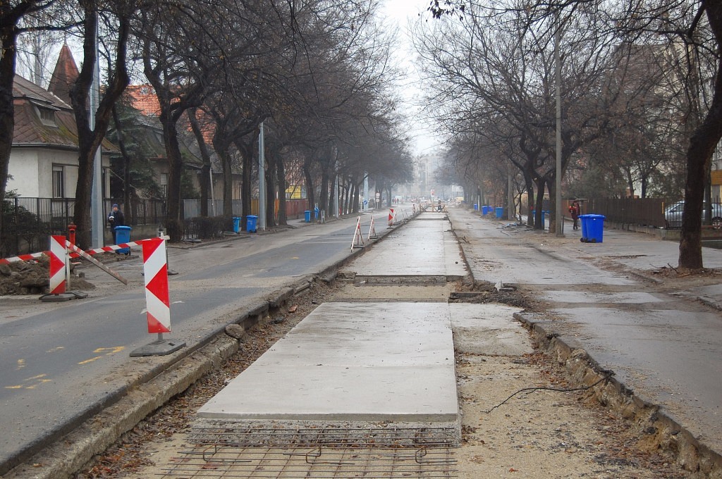 Ha lassan is, de azért halad a kettes vonal építése Debrecenben.<br>A képre kattintva galéria nyílik<br>(fotók: Joó ferenc)