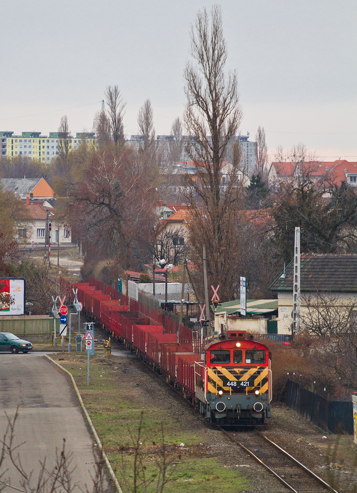 A kispesti tartalék az üres tehervonattal halad Kőbánya-Kispest felé<br>A képre kattintva galéria nyílik<br>(fotók: Vörös Attila)