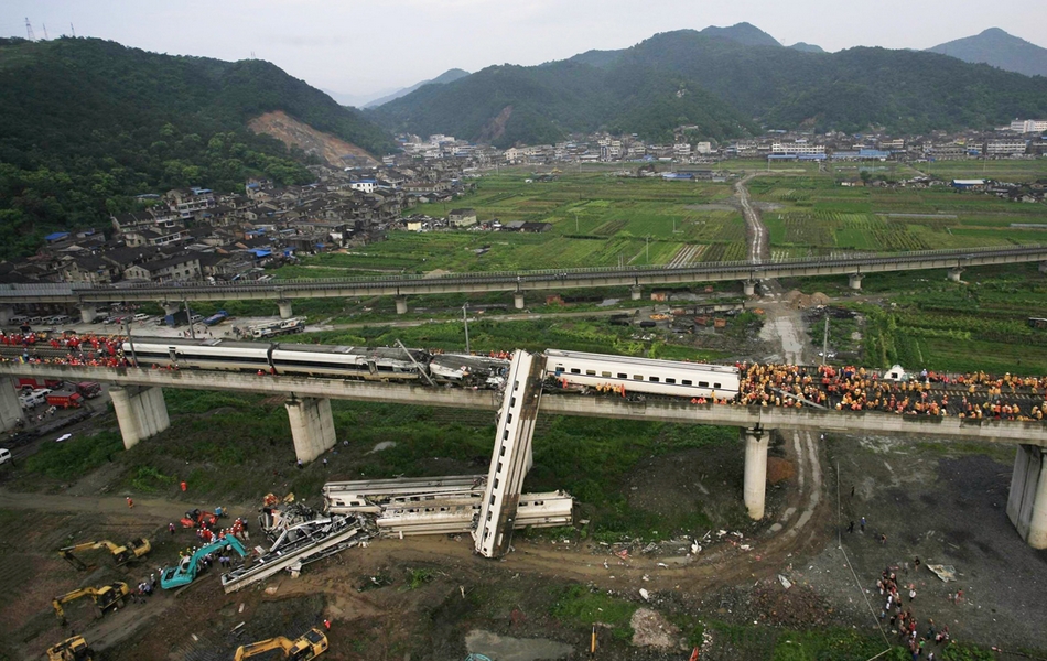Az utoléréses balesetben több kocsi is a mélybe zuhant, negyvenen meghaltak<br>(fotók: Xinhua)