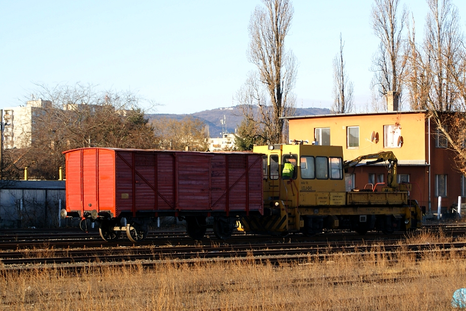 Megérkezett az egykocsis tehervonat, a vonógép az UDJ-041<br>A képre kattintva galéria nyílik!<br>(fotók: a szerző)