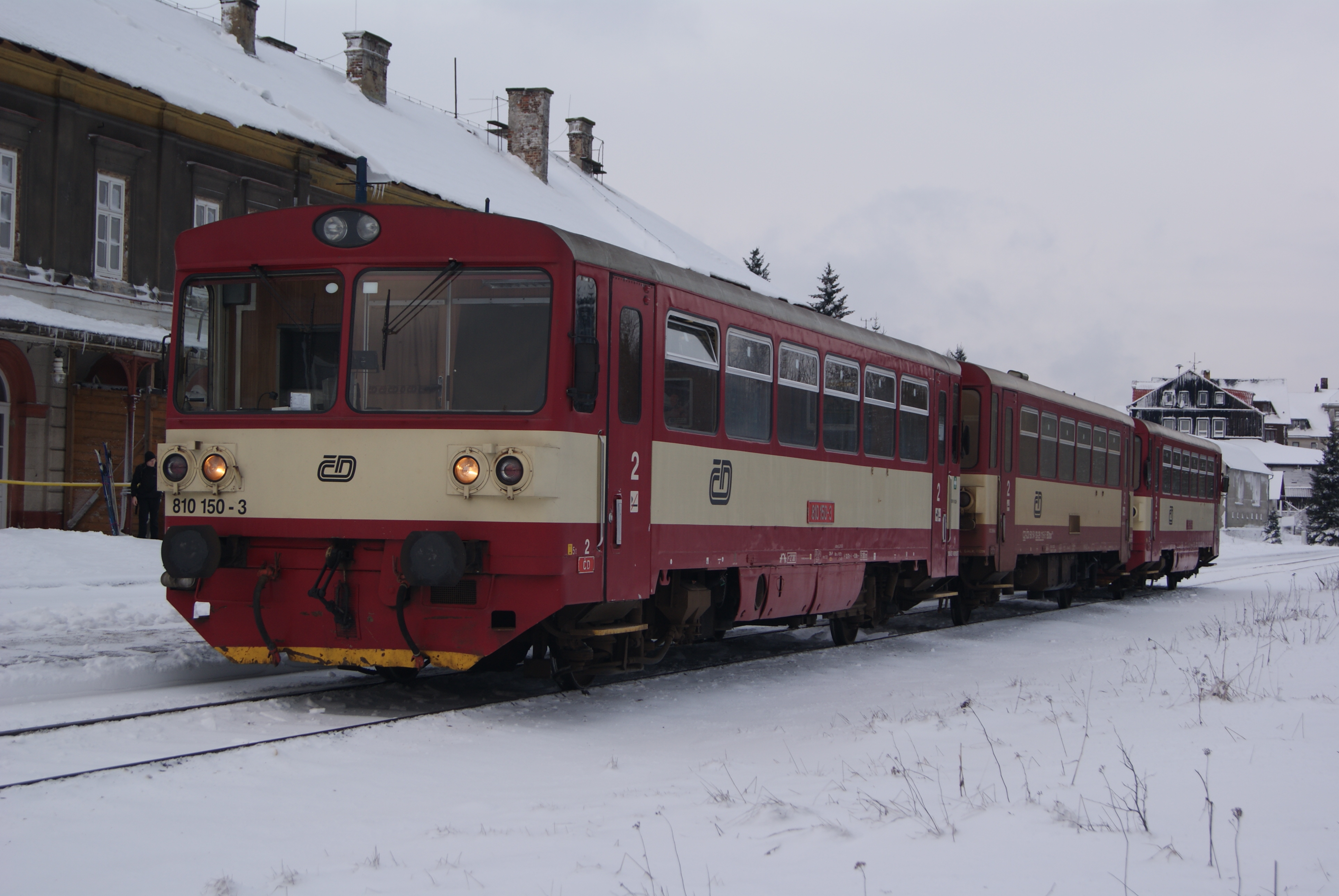 810-es motorvonat Moldava v Krušných horách behavazott állomásán<br>A képre kattintva galéria nyílik<br>(A külön nem jelölt fotókat a szerző készítette)