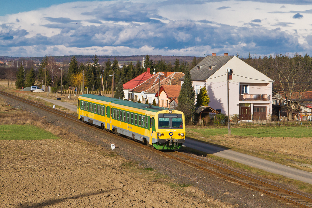 5147-es motorvonat Gyöngyösfalunál<br />A képre kattintva galéria nyílik<br />(fotó: Vörös Attila)