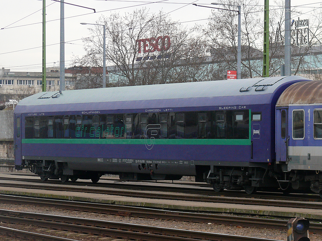 A 71-70-es kocsi a legutóbbi átalakítás után 2012. január 24-én a Keleti pályaudvar kocsitárolóján<br>A képre kattintva fotógaléria nyílik meg<br>(a szerző felvételei)