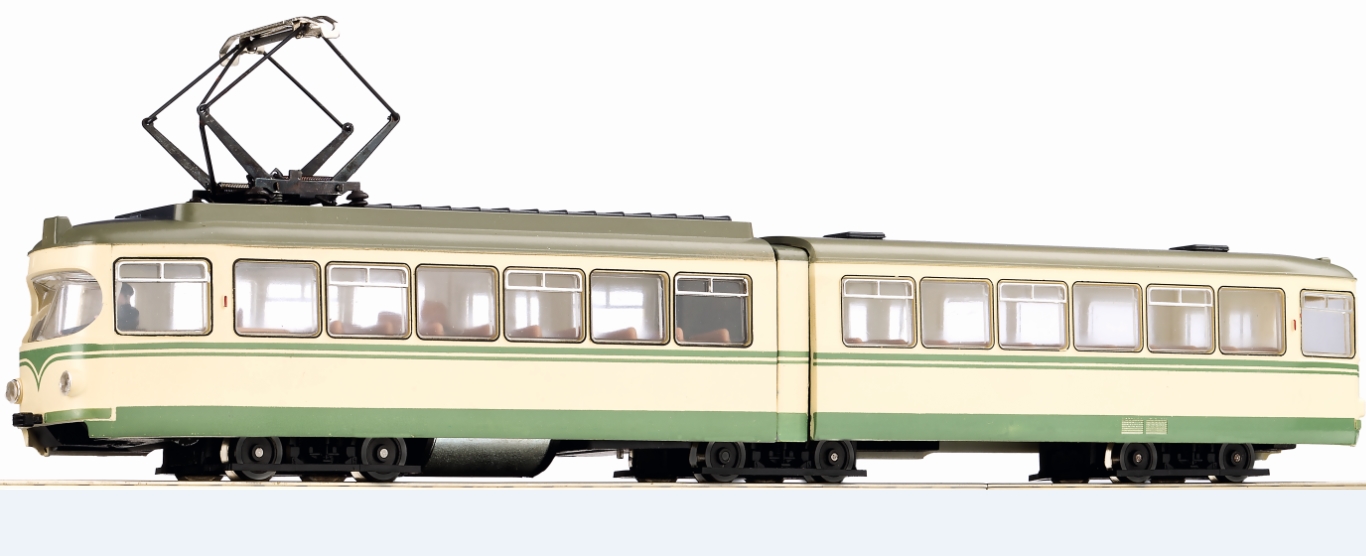 Zöld-krém kosztümöt visel az Albtalbahn villamosa
