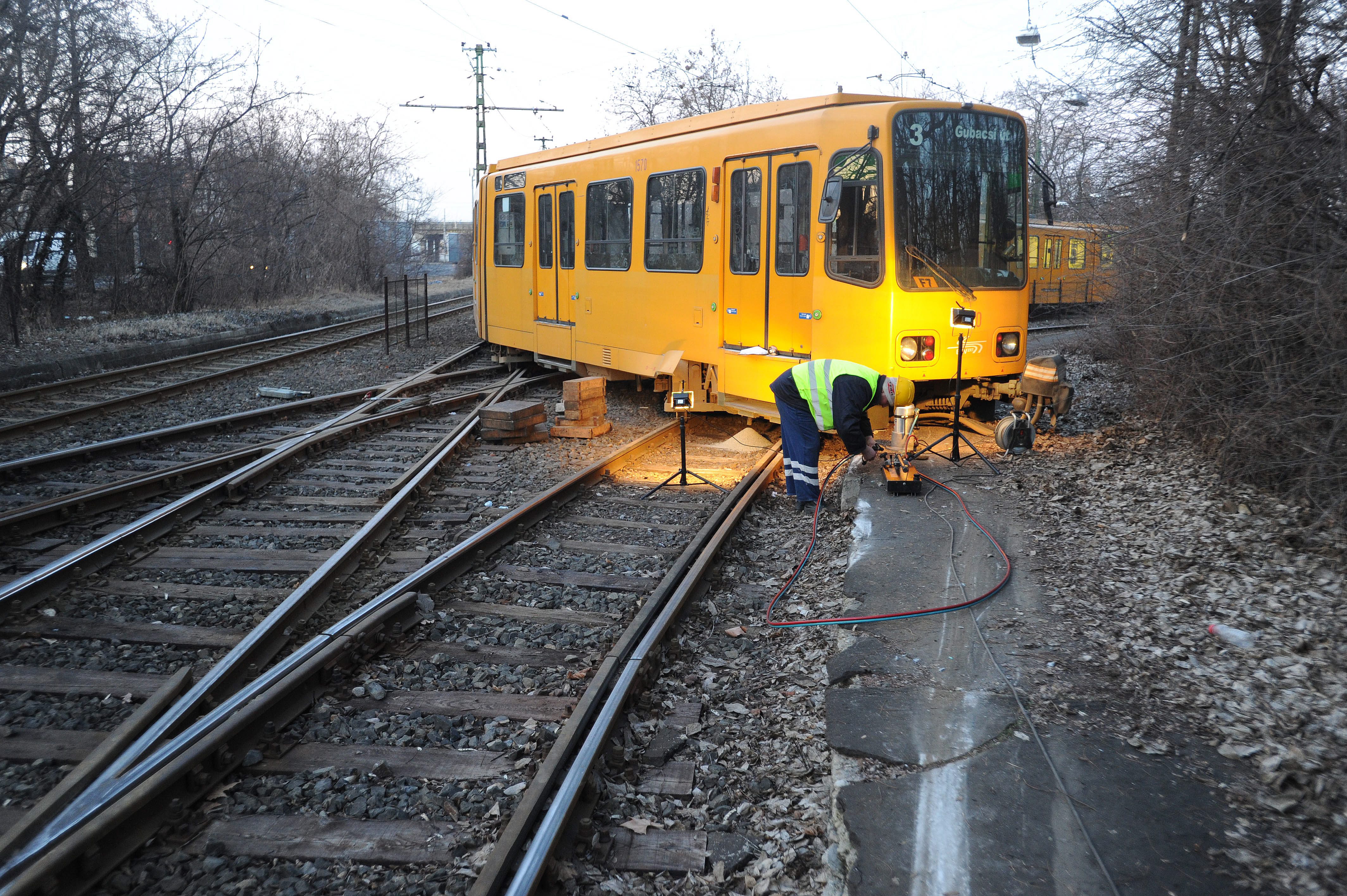 A siklott kiálló kocsi elzárja az 52-es villamosok vonalát<br>(fotó: Mihádák Zoltán MTI)