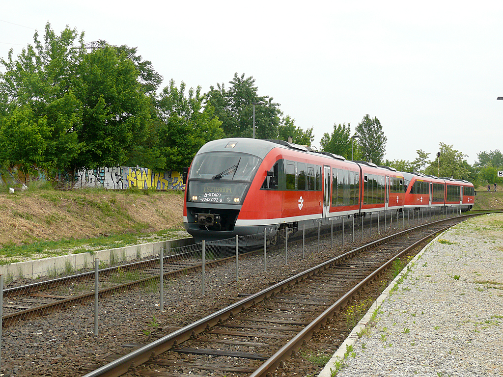 Esztergom felé tart a Desiro Vasútmúzeum megállóhelynél<br>(a szerző felvételei)