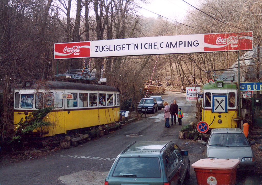 Ami maradt: két villamoskocsi a kemping bejáratánál<br>(forrás: VEKE-archívum)