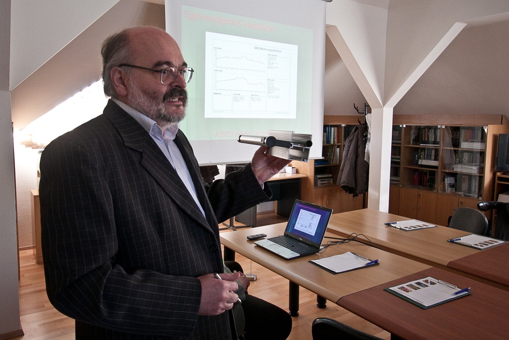 Az egyenességmérők szerkezetének kialakítását ismerteti Posgay György