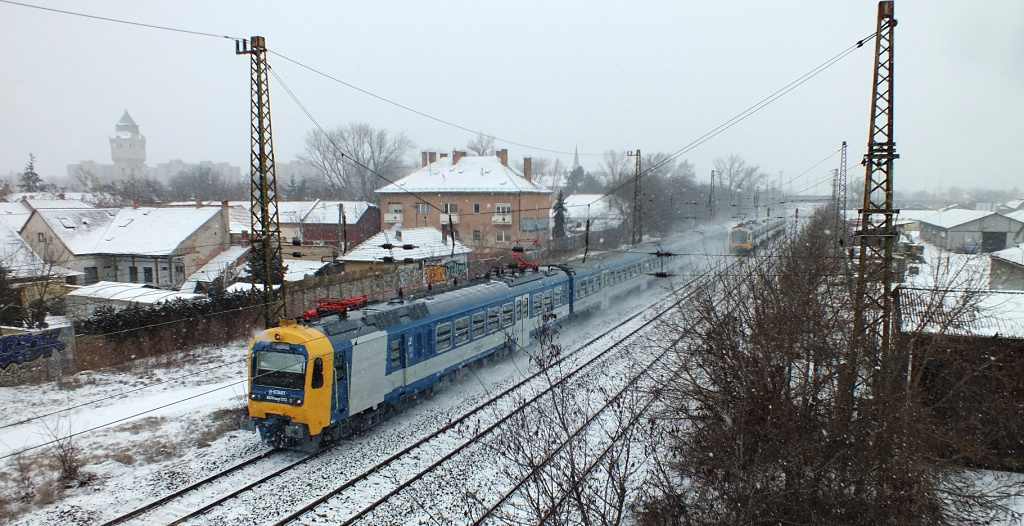 Friss főműhelyes Hernyó vágtat az állomás közelében<br>A képre kattintva fotógaléria nyílik<br>(a szerző felvételei)