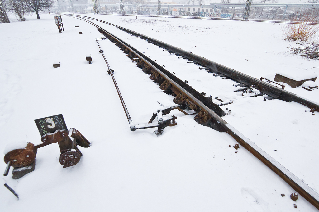 Működő váltófűtés Kőbánya-Kispest állomáson. Jól látható, hogy a váltó alkatrészein elolvad a folyamatosan eső hó<br>(fotók: Vörös Attila)