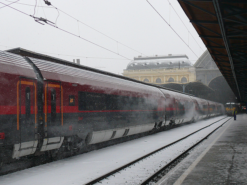 Hulló hó egy induló railjet tetejéről február 4-én délután<br>(fotó: Kemsei Zoltán)