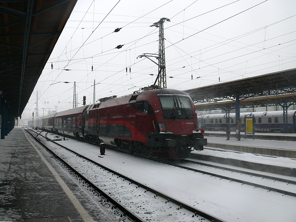 Ez a railjet pontosan indult Budapest-Keleti pályaudvarról, az érkezőre viszont a téli időjárás miatt komoly késést ígértek<br>(Kemsei Zoltán felvételei)