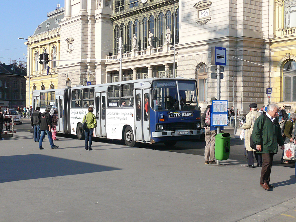 Budapest járműparkja eléggé elavult, a buszközlekedésben még mindig az Ikarus 200-as sorozat a legjellemzőbb<br>(Kemsei Zoltán felvételei)